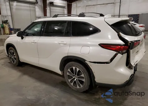 2020 Toyota Highlander Xle z USA, uszkodzony, nr VIN 5TDGZRBH8LS510853